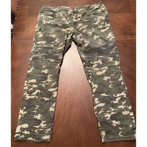 Broadway ￼Jeans Men’s Camouflage, A Shiekh Shoes Brand ￼size 44 / 32 Pants